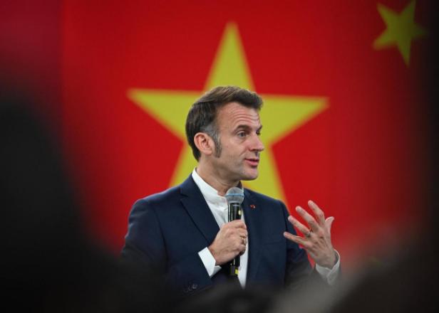 马克龙回国后，12月7日接受《回声报》的独家采访，马克龙警告说：“中国正在打击欧