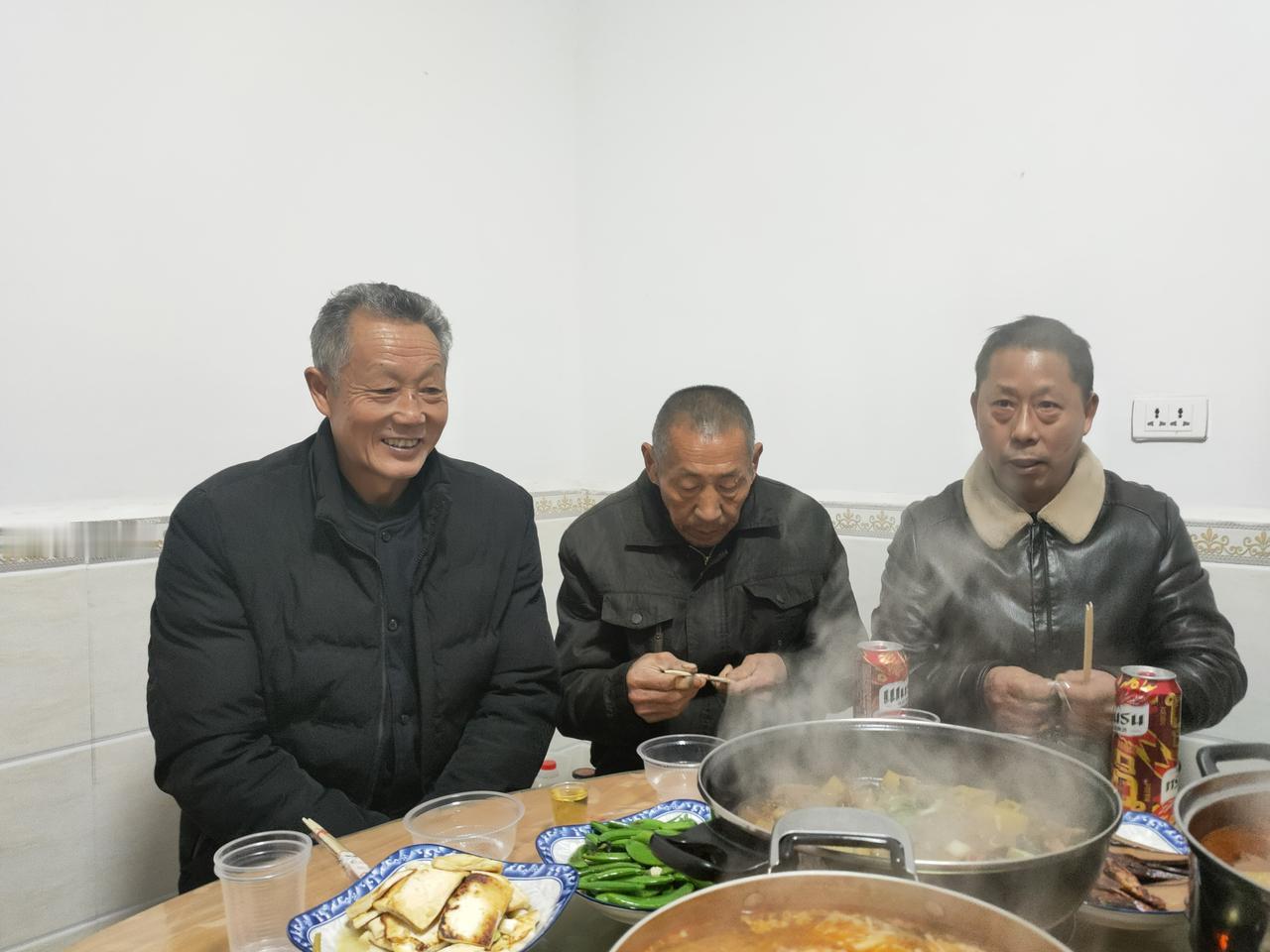 每当读到华国锋同志为身边工作人员立的这些铁规矩（1.到老乡家坐凳子不许吹灰；2