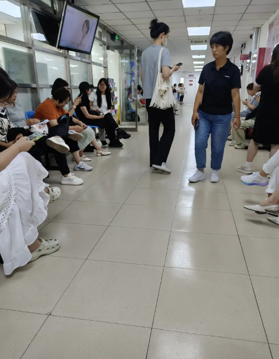 今日，北京发生一件气愤的事！一女子在医院做护工，每月工资13000元。可是，女子
