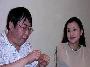 “棋圣”聂卫平，在上海开了个棋牌俱乐部。饭局上，人声鼎沸，但他眼神总往一个方向
