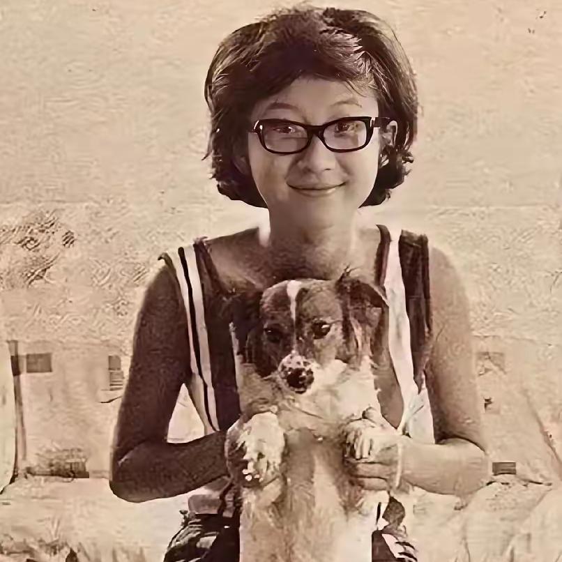 施南生绝对是港女精英最典型的代表了，没有之一。施南生1951年生人，父亲是上