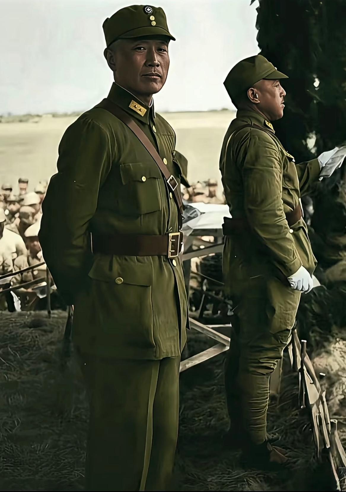 老照片：抗战时期的杜聿明将军，时年40岁，旁边侧立者应是卫立煌将军。老照片