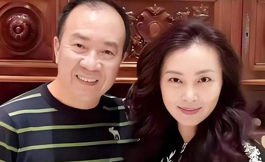 戴志成和侯耀文的前妻照片，师母已经是老婆了