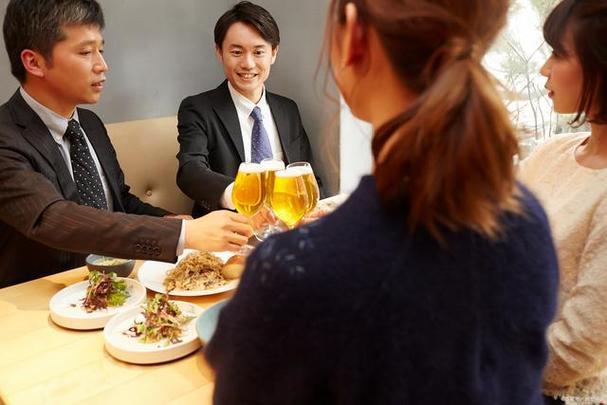 想知道男人嫁不嫁？一起吃顿饭，答案全显形饭桌上的细节，藏着一个男人的三观、