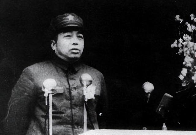 1965年，彭德怀一边抽烟，一边固执地对毛泽东说道：“我还是回乡当我的农民好，你