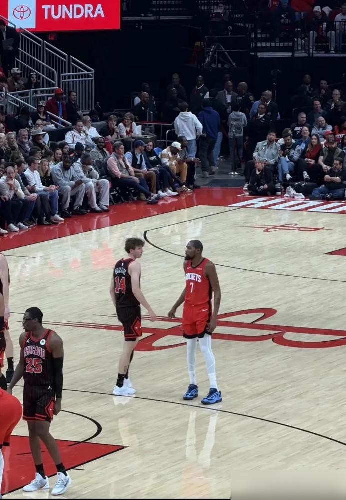 他疯了？探花坐穿板凳，落选秀却成主力！火箭水深，乌度卡到底在盘算什么？你以