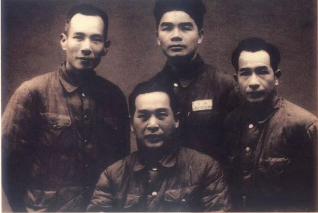 图为粤赣湘边纵队东江第四支队的领导班子——司令员曾天节(前)、政委郑群(后中)、