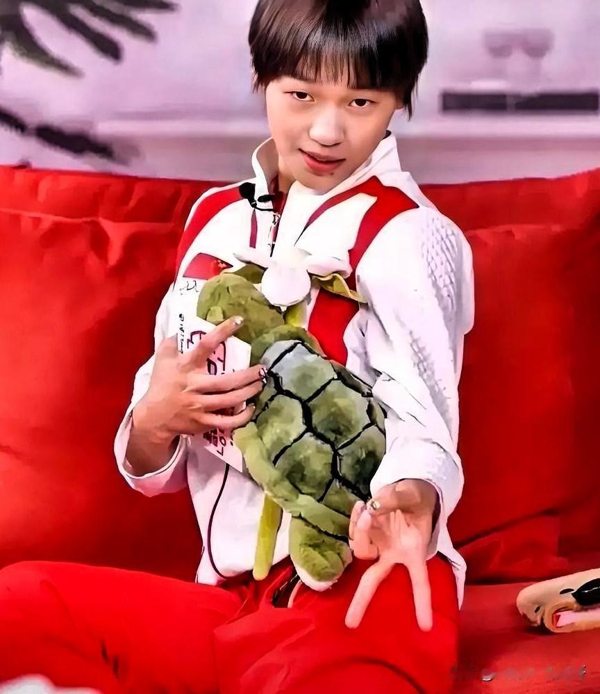 全红婵：第一次拿金牌的时候，因为个子矮，金牌都撞到肚子上了，感觉沉重了一些。