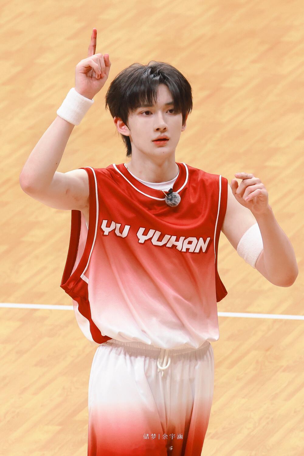 余宇涵第一次觉得楼上的菜好吃经过严谨的科学分析，得出结论：美食的美味程度，与