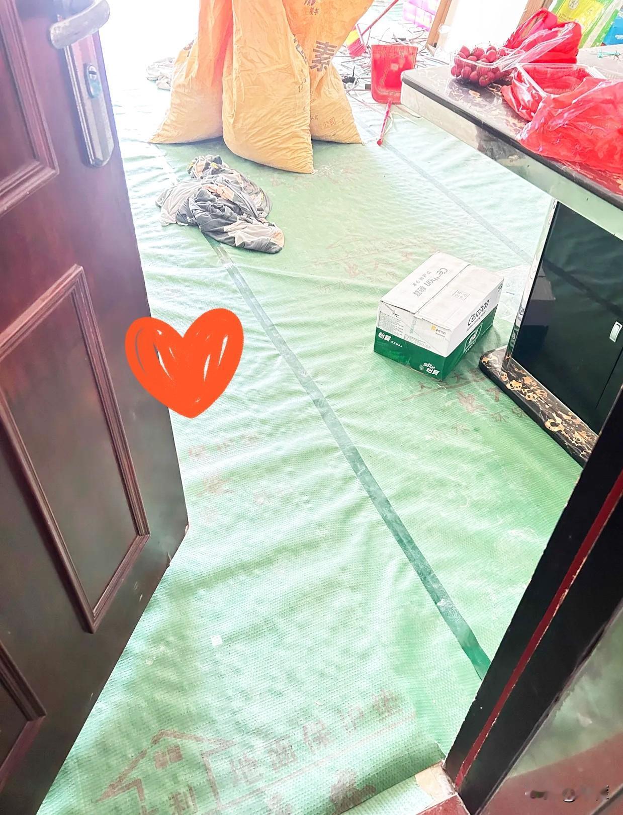 隔壁那套房总算卖出去了，50万成交的。昨天新房主过来装修，一边指挥工人拆旧家具