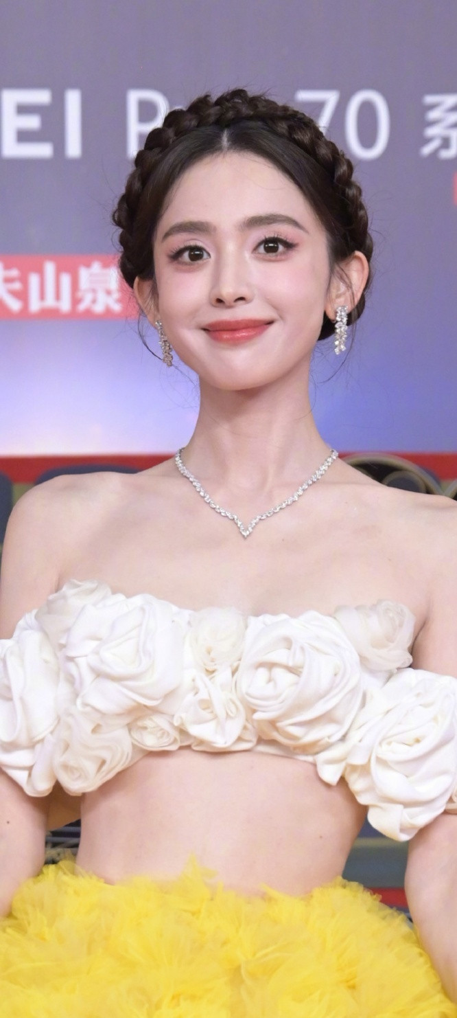 古力娜扎太美了，白色花朵抹胸半身蛋黄长裙，高级感的优雅。娜扎