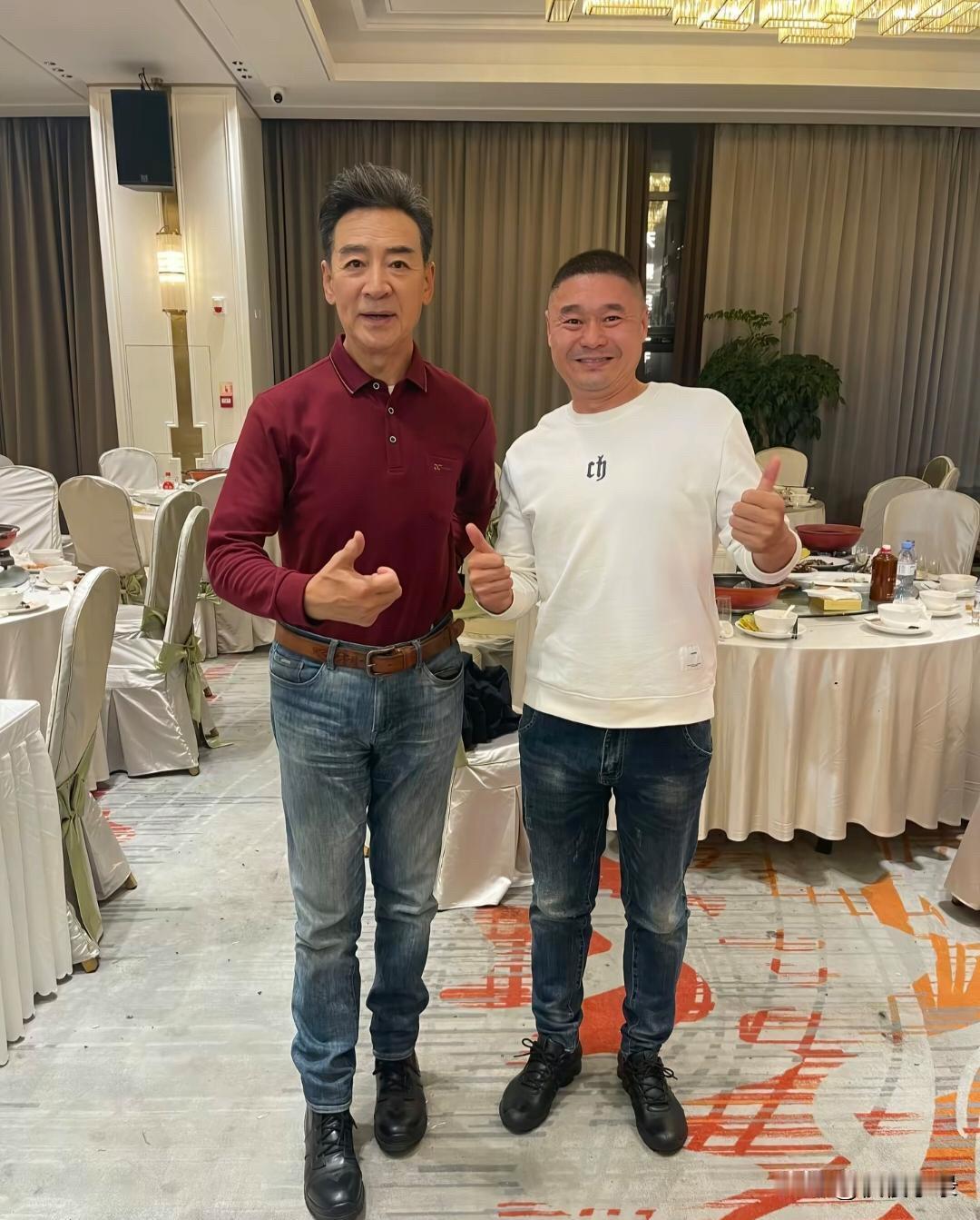 71岁寇振海在贵州一家高级酒店和朋友喝酒聚餐，他的穿衣打扮很有型，腰背挺直，体态