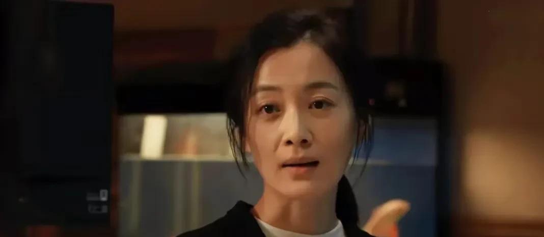 《以法之名》周梅太惨了。工作丢了，女儿被退学。虽然乔振兴最终沉冤得雪，但周梅已经