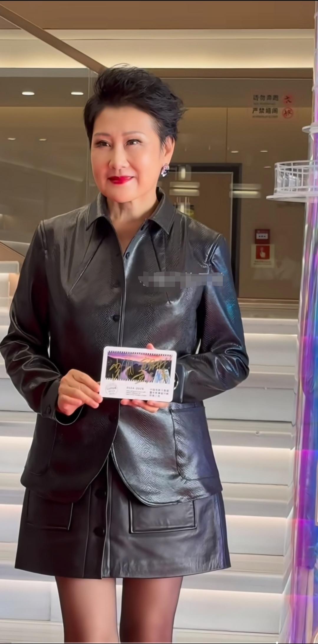 她是足力健代言人吗？看着她好时尚霸气。