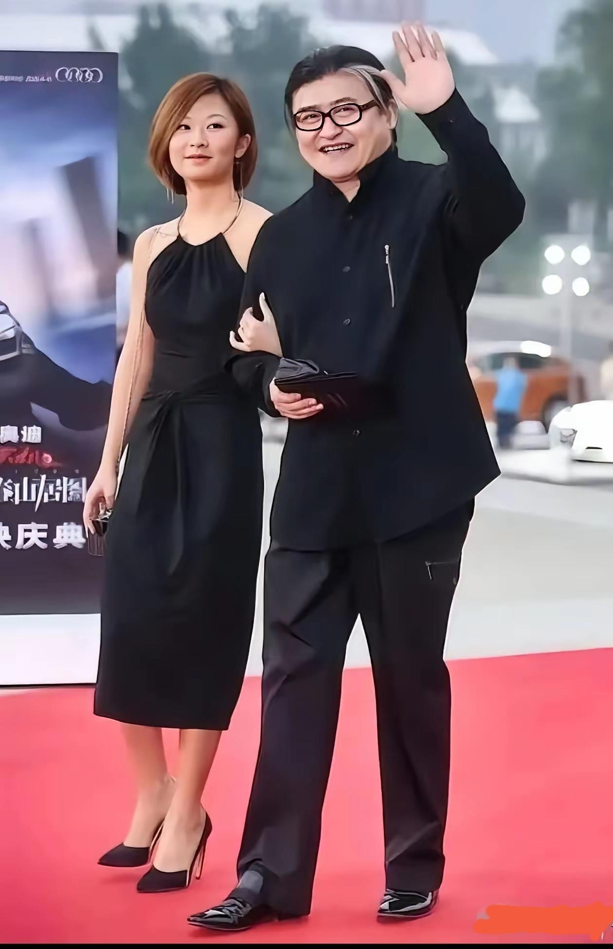 女儿是爸爸的贴心小棉袄！那天，著名歌手刘欢带着心爱的女儿走红地毯…贴心不过是女