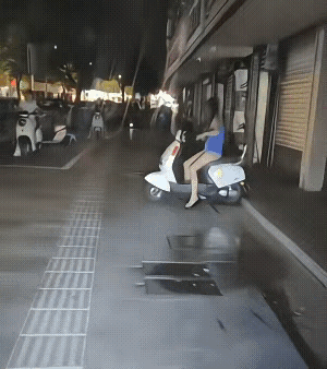 现在女孩子真够拼的，这么晚了还在跑摩的，太不容易了！​​​​