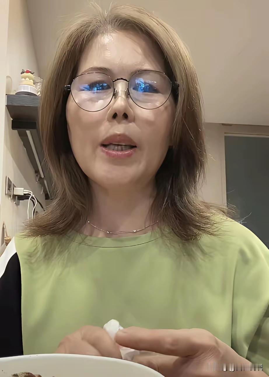 呵呵小杨阿姨又开播了但有个细节藏也藏不住了那就是随着她官宣的“走人”她
