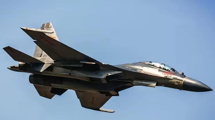 紧急战报！解放军战机“突然”遭遇外军。很多人以为这是我们雷达眼瞎，被对方偷袭了。