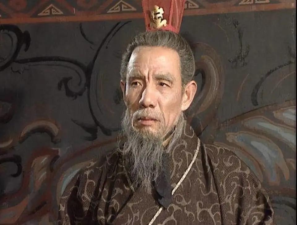 说实话，我烦透了现在动不动就“老戏骨”三个字。好像只要活得够久、脸够熟，就能