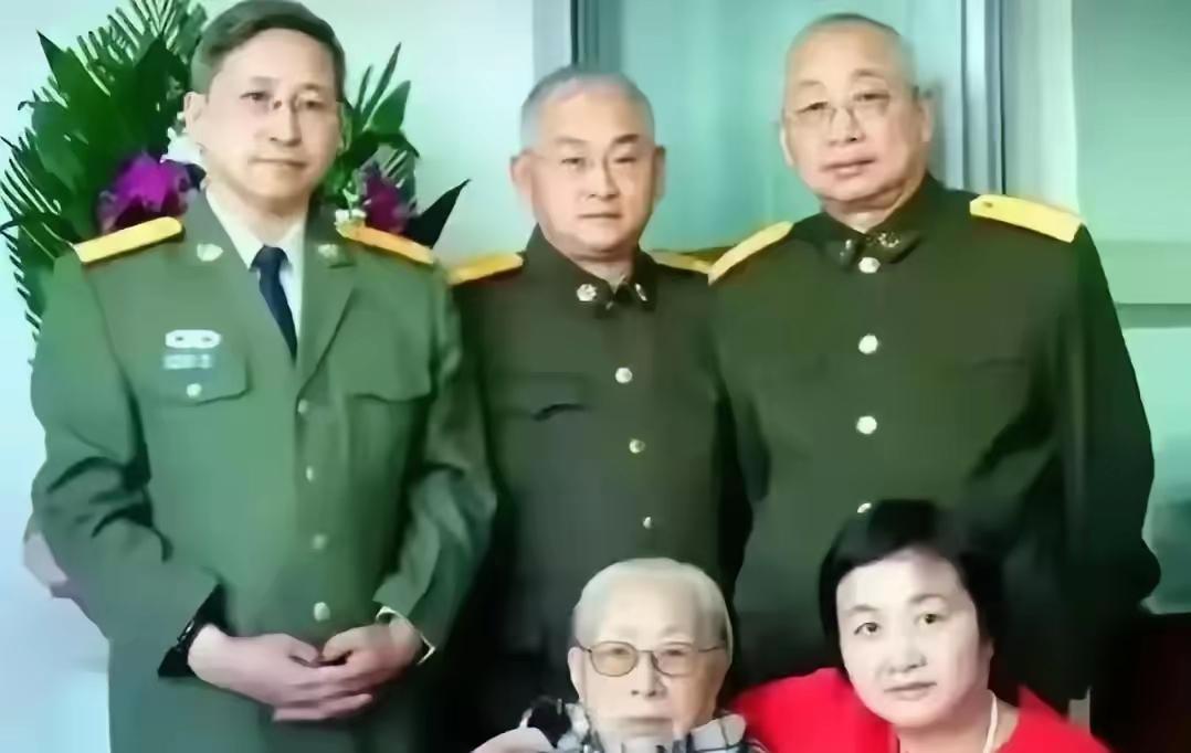 2010年，92岁的傅涯在病重弥留之际，她把五个子女叫到病床前，留下让儿女动容的