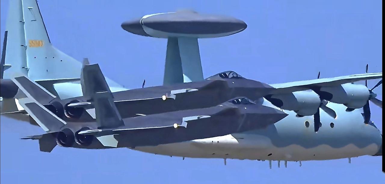 这就是现在的中国空军，随便一拍就有大片的感觉！早在2024年年底，就有国外智