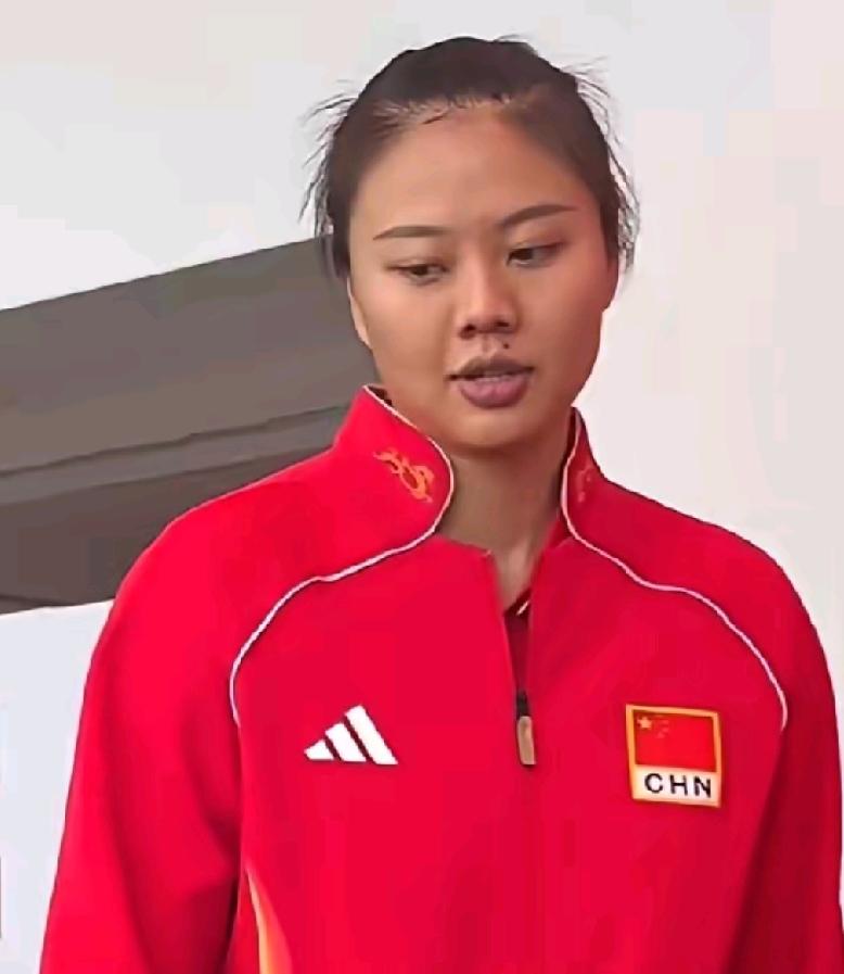 看着这张照片，突然觉得很心疼龚翔宇啊，这表情好无奈啊，龚翔宇真的太累啦，接应位置