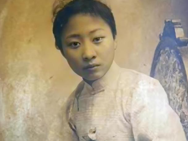 1925年，27岁的露兰春服侍完57岁的黄金荣后，心里一阵反胃，直奔洗手间干呕不