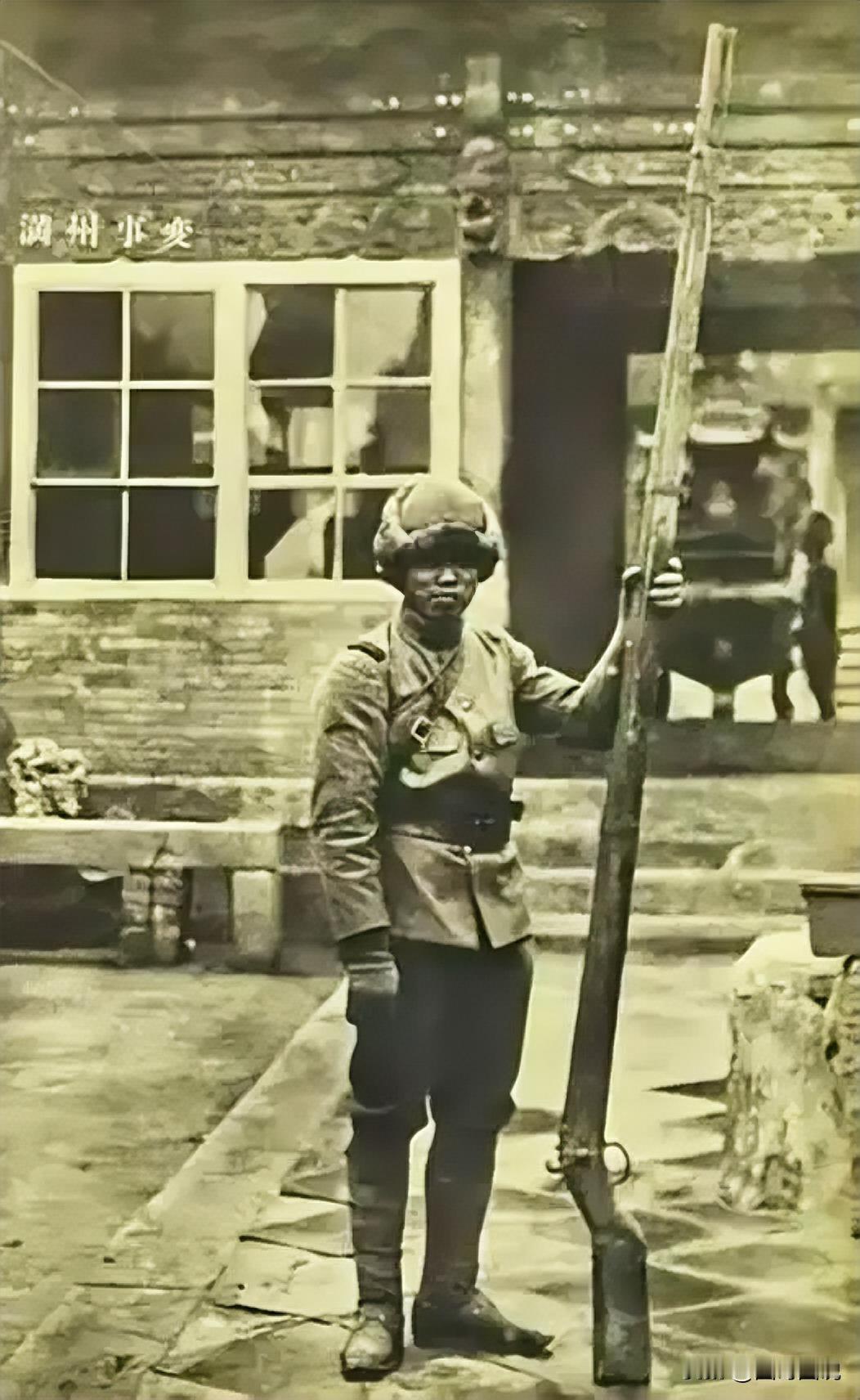 这名日军正在镜头前炫耀手中的战利品“抬枪”，可他没想到的是，这并不是日军结束的胜