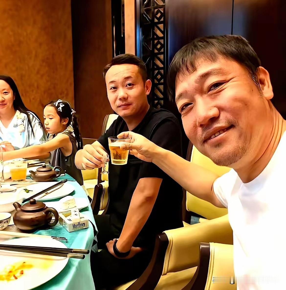 贾冰被偷拍这事给大家上了一课，那就是你信任的人可能是背后给你捅刀子的人。贾冰