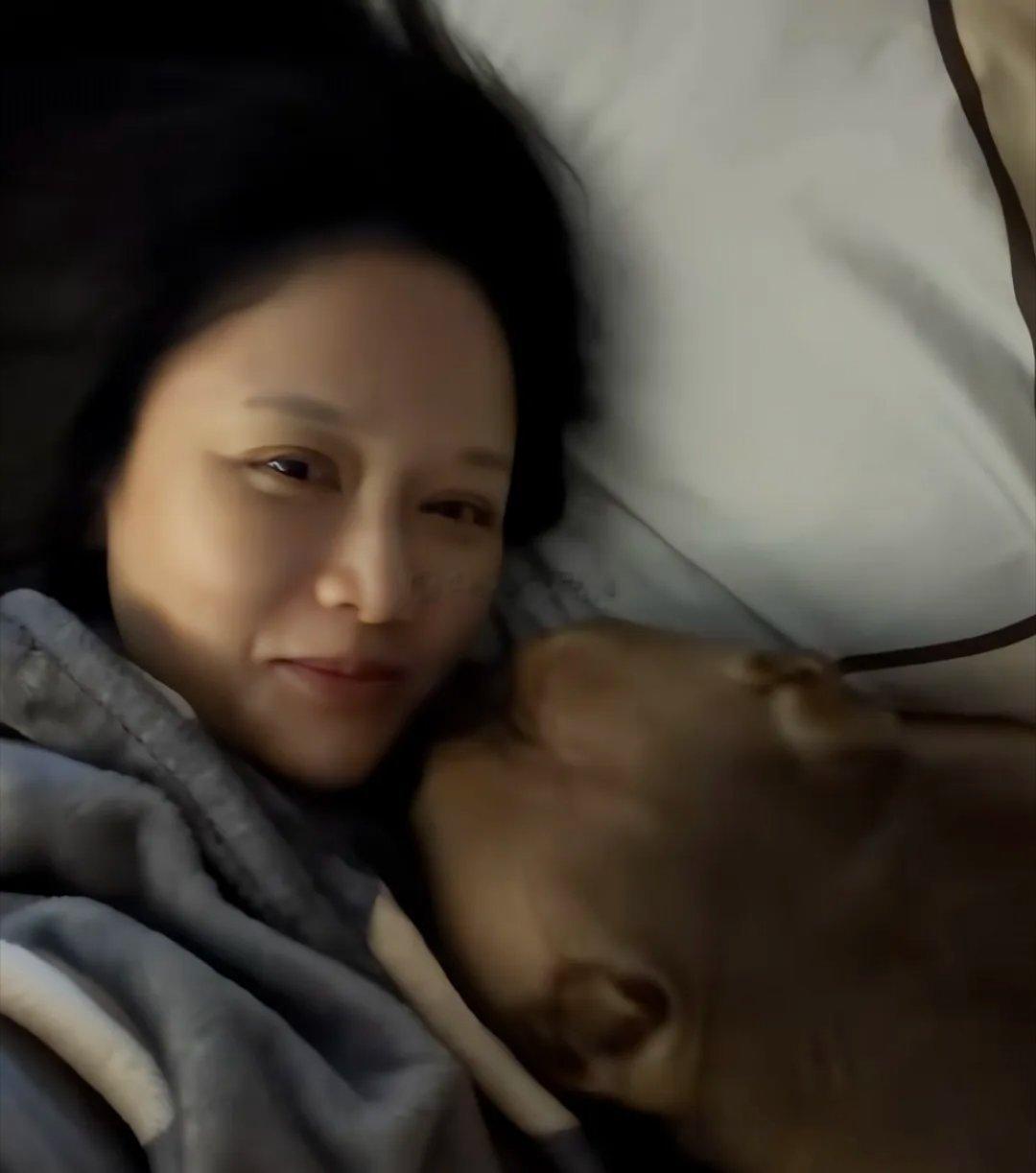 陈乔恩和老公艾伦结婚4年没要孩子，她午休抱着家里养的狗睡觉，称呼小狗是“宝宝”，