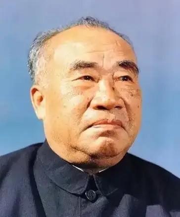 1976年1月8日，周恩来总理走了。消息传到朱德那里时，这位九十岁的老人正在病中