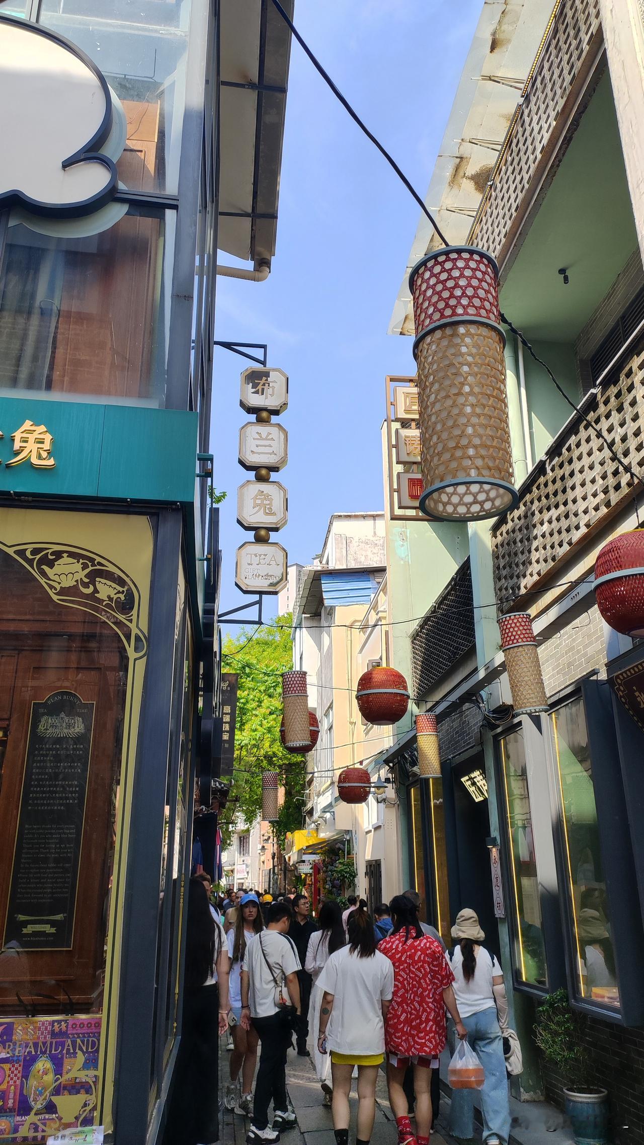 广州荔湾永庆坊。历史文化街区，古朴典雅。个性店铺，别有魅力。