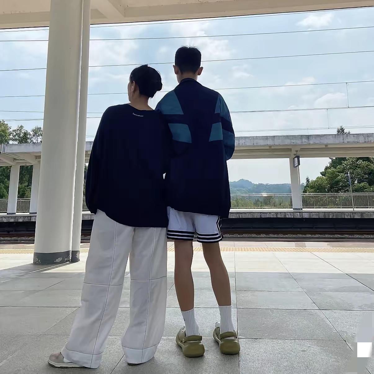 我把捡来的儿子养到20岁，他亲妈开价280万接他走，临别时他眼神冷漠，一年后他寄