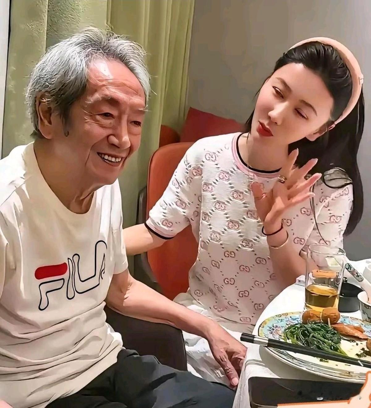 80岁的王奎荣与娇妻相差37岁，但他们的爱不比年轻人差王奎荣与他的娇妻饶心语一