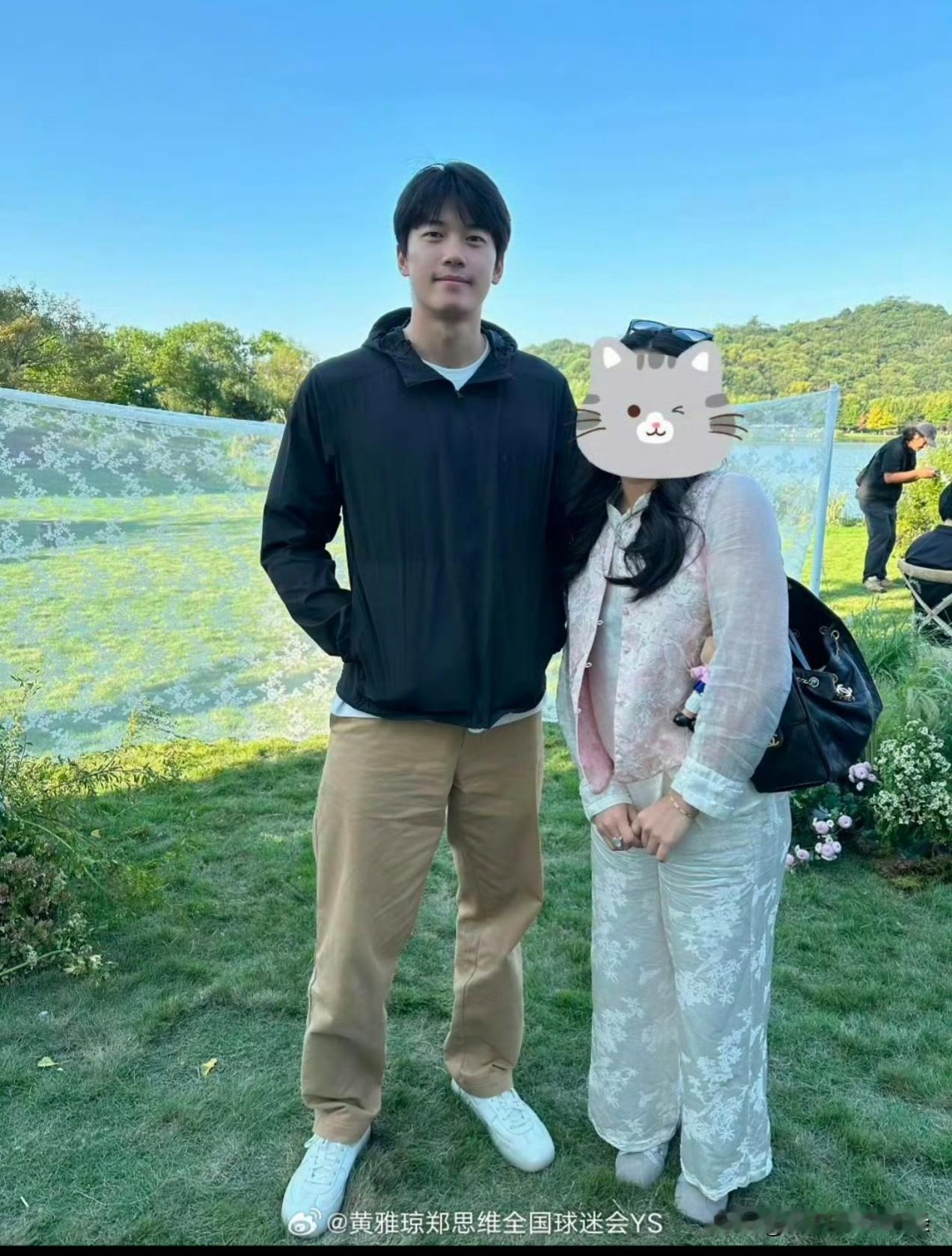 汪顺自己也没想到，国庆去搂席，又一次被送上催婚热搜。游泳队的席面吃了，羽