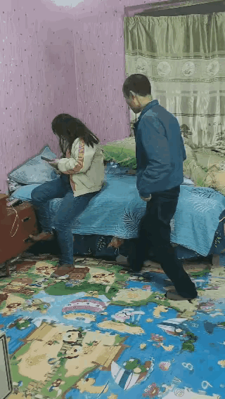 老公从外面回到家，看见老婆聚精会神看着手机，一把抢过来老婆的手机，要看个究竟，老