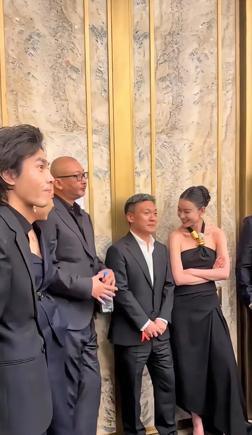 倪妮旁边这矮个大哥是谁啊，能让明星看起来这么会来事的样子，应该不简单啊
