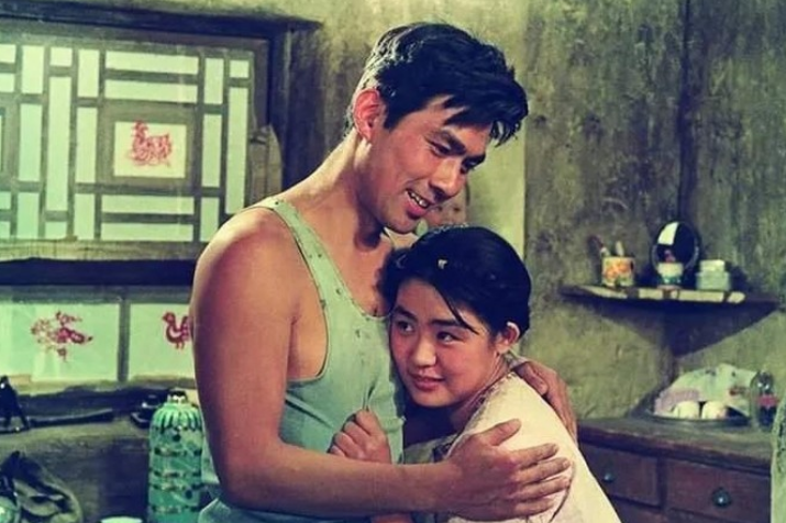 1981年，19岁的丛珊出演《牧马人》，有一场和朱时茂拥抱的戏，拍了几次都过不了