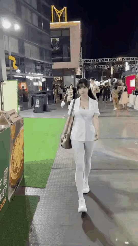 这么养眼的美女，谁看了不会心动啊[爱心]