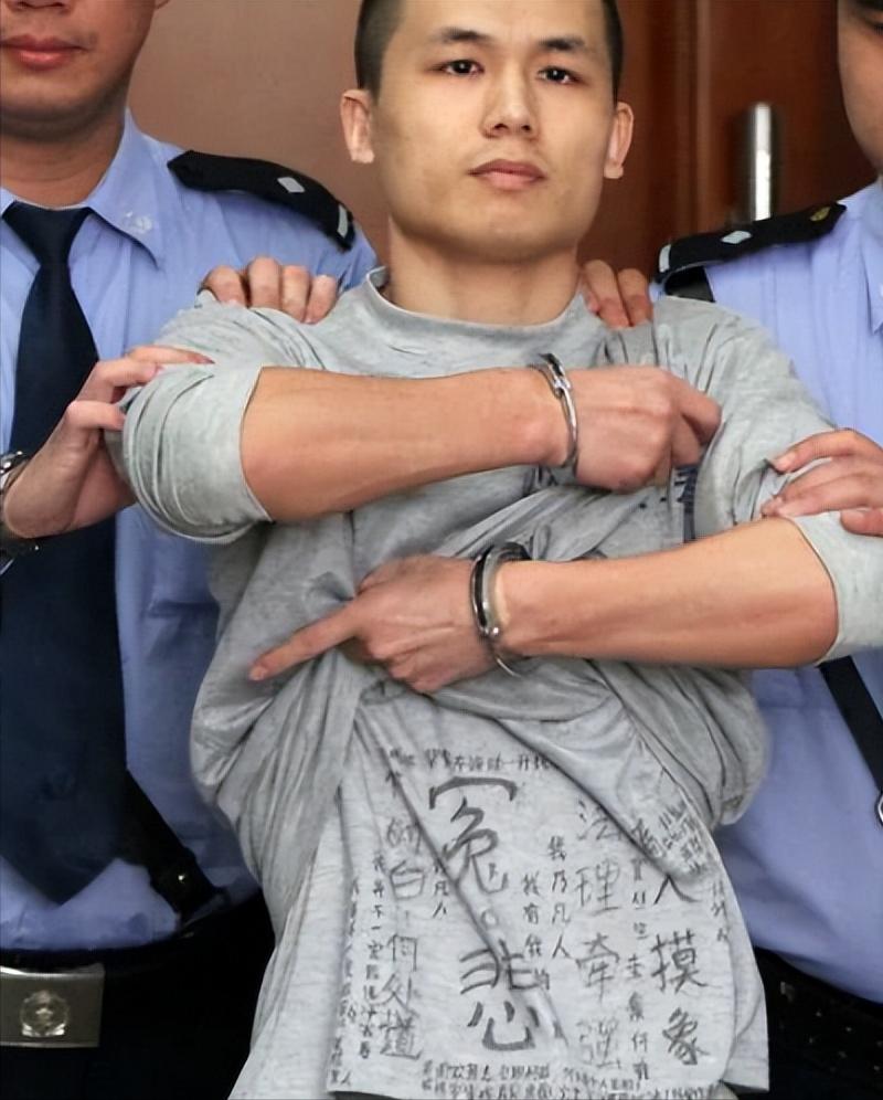 2013年，李才坤被判死刑时，他手上还戴着手铐，面对媒体记者，使劲掀起外层囚衣，