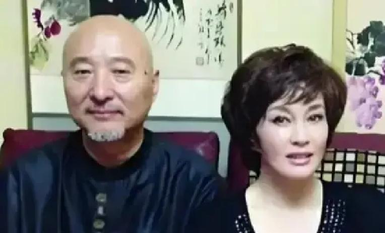 现在娱乐圈差一岁都要争个C位，陈佩斯比刘晓庆大4岁，却按老规矩认了她四十多年小姑