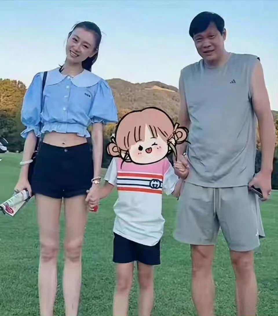 宁愿支付300万补偿，也要离婚娶小17岁娇妻的足坛巨星，如今过得怎样了?