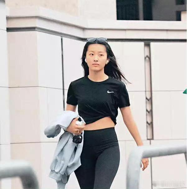 华纳回应陈奕迅女儿签约陈奕迅和徐濠萦的20岁独女陈康堤被传签约华纳，将成为今年