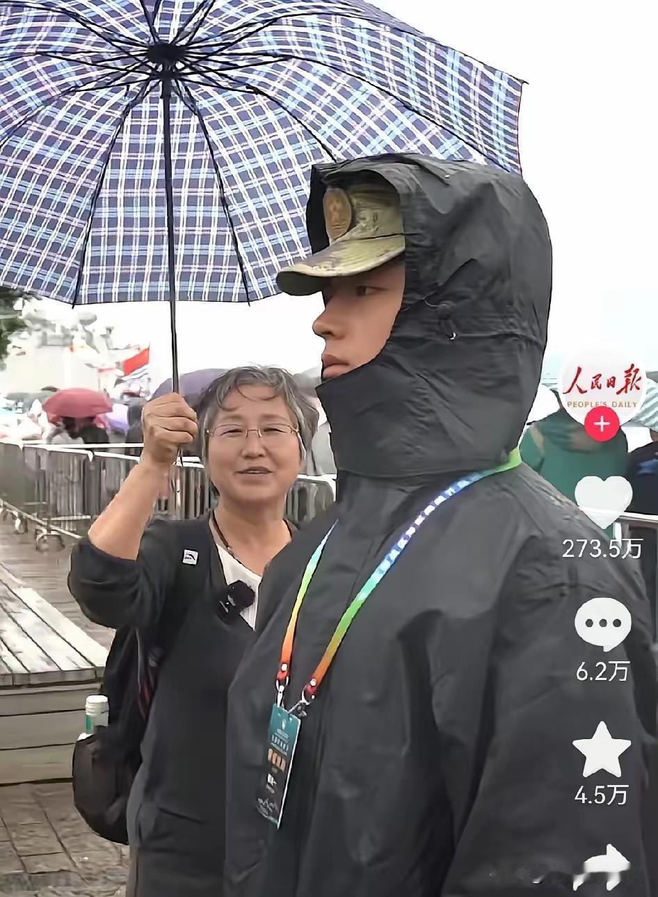 “泪目了！”河南阿姨坐了一夜火车赶到山东青岛，就为看一眼执勤站岗的儿子。9