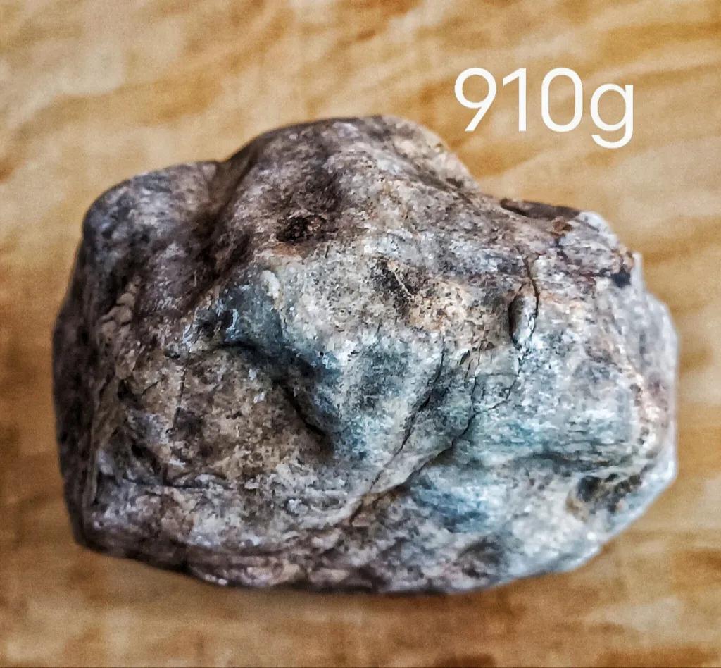 这块灰白色的石头是在三年前捡到的(疑似月陨)，有较完整的陨石特征。熔壳，气印，脉