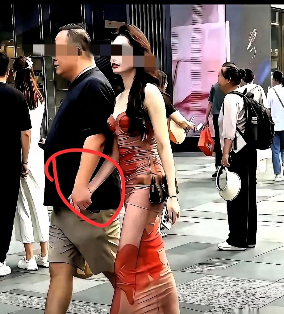 这两天，一张成都春熙路的素人街拍图，把全网的目光都死死钉住了。照片里两人手牵着手