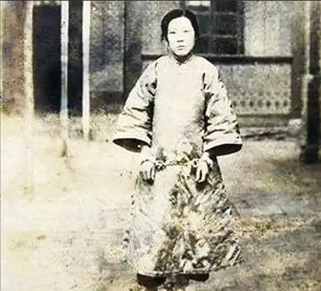 1919年，土匪王大龙看上18岁的青楼头牌张素贞。他拿出巨额赎金，老鸨却死活不同