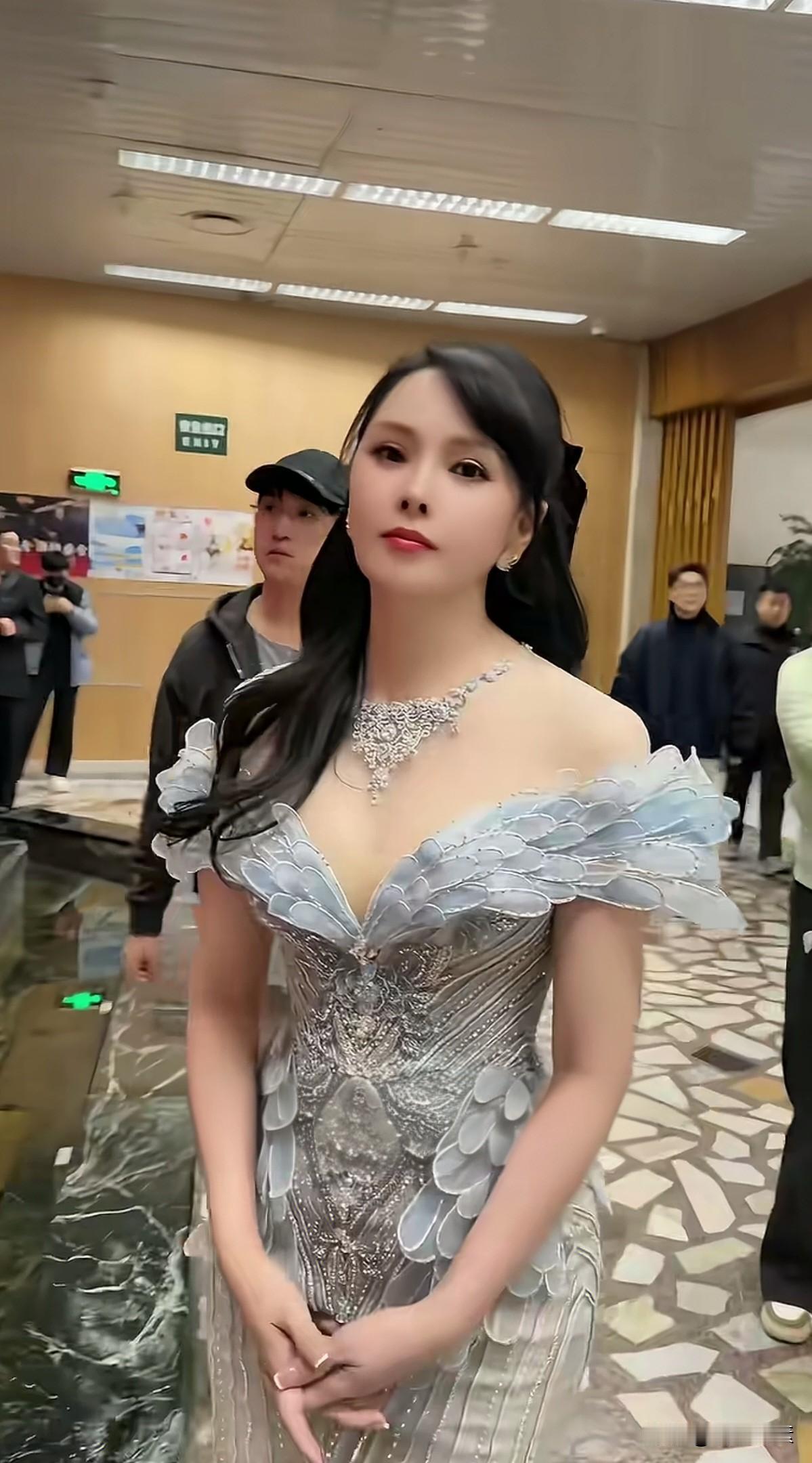 伊能静真美！比天后王菲美多了！即使伊能静比秦昊大，但是感觉配秦昊绰绰有余。