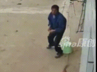 江西，一户人家的狗冲着在路口停车的邻居狂吠。邻居走进院子，对着正在吃橘子的狗主人