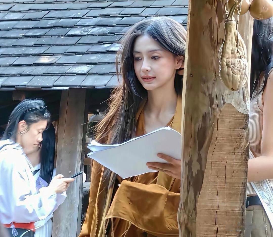 杨颖最⁠近﻿‎在景‏‎迈⁠山拍杂志，这颜值真的让‎人服气，太美了。